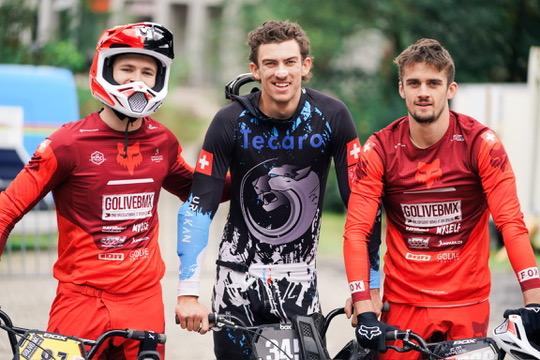 Drei Powerbike-Fahrer nebeneinander an der Piste
